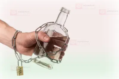 Рука с бутылкой в цепях